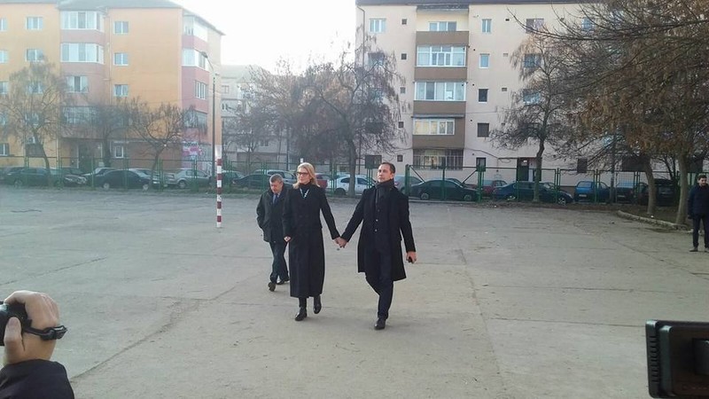 Președintele PNL, Alina Gorghiu, a venit să voteze împreună cu soțul ei, Lucian Isar. sursă foto: facebook.com
