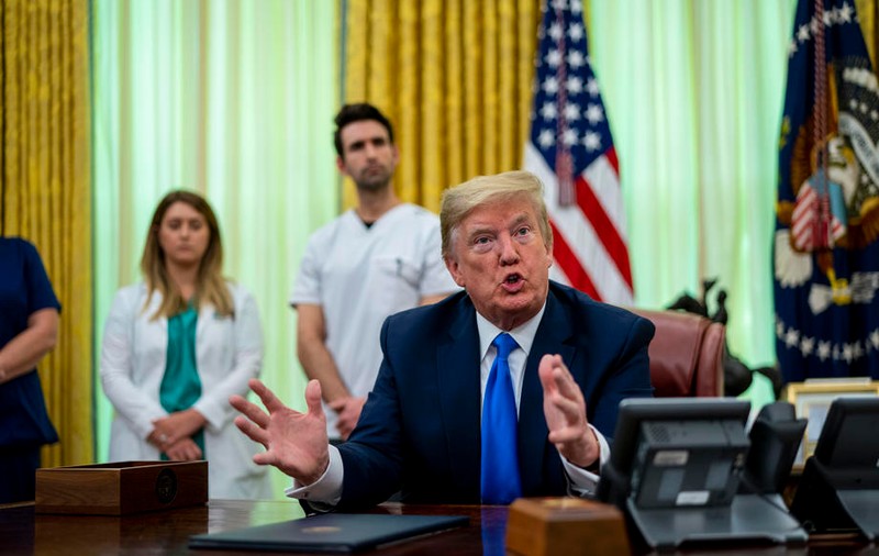 Administraţia Trump: China a trimis sute de mii de oameni cu avionul în lume, ca să răspândească virusul