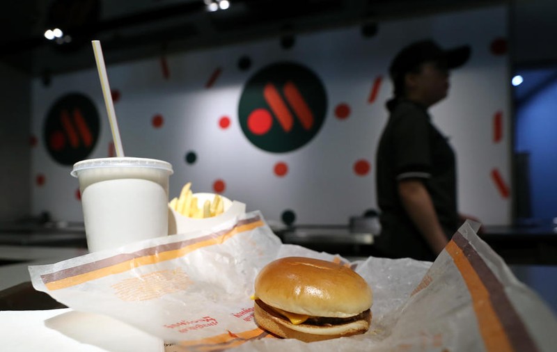 Ce gust are mâncarea în fostele restaurante McDonald's din Rusia, redenumite „Vkusno i tochka”