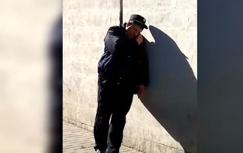 Un agent de pază beat a "păzit" un zid de la autogară! Toată lumea a râs de el | VIDEO