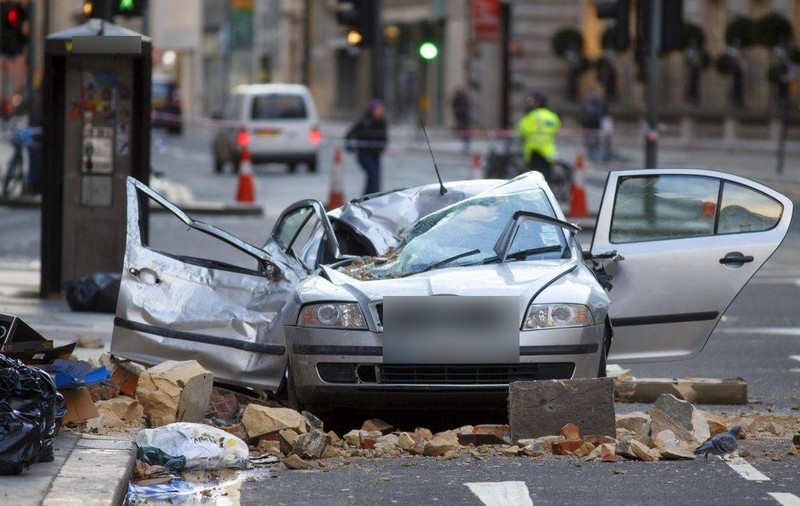Zidul unei clădiri din Bucureşti S-A PRĂBUŞIT PESTE CÂTEVA MAŞINI PARCATE