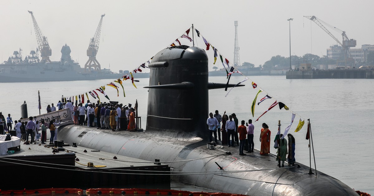 Submarin pe mare