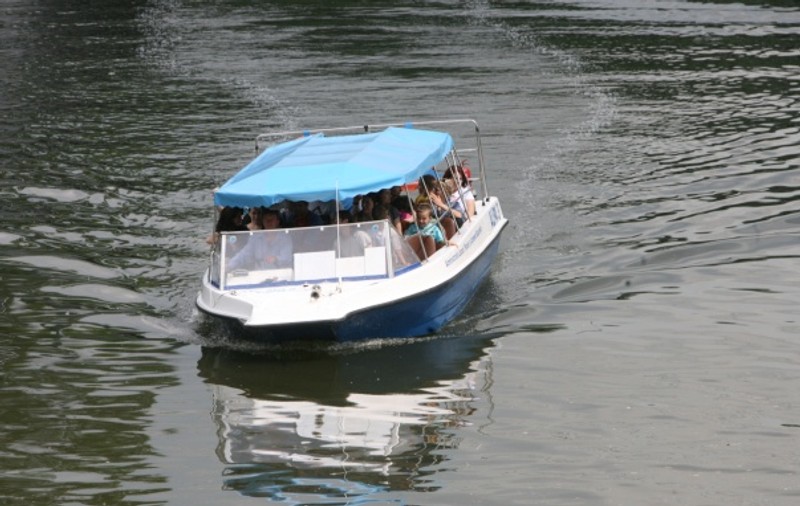Senzaţii tari pe apă: ei sunt primii care au testat ecluza de pe lacul Herăstrău