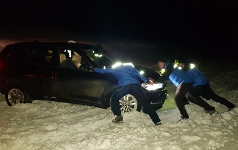 Familie cu doi copii, deszăpezită de jandarmi în Vâlcea. Șoferul mașinii blocate plecase pe jos pentru că nu avea semnal la telefon