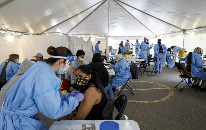 Un bărbat din Canada a lovit o asistentă pentru că i-a vaccinat soția fără acordul lui