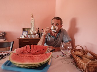 Mihai, în apartamentul din Almancil, Portugalia