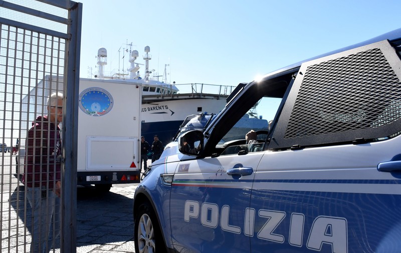 Un român din Italia îmbrăcat în preot a fost arestat după ce a furat din cutia milei și s-a baricadat într-o biserică din Crotone