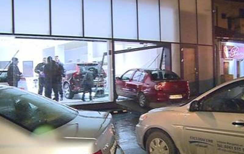 O șoferiță a intrat cu mașina în showroom. Prin geam!