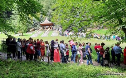 Coadă la Mănăstirea Prislop| sursa foto Adevărul