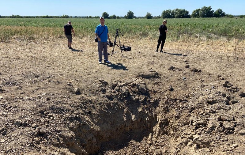 Imagini din locul unde au fost găsite noile bucăți de dronă lângă Plauru. Un crater uriaș s-a format în zonă