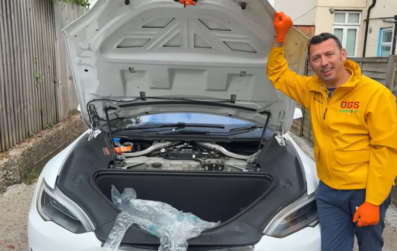 Un mecanic român din Marea Britanie a cumpărat cea mai ieftină Tesla Model S defectă, cu doar 4.500 de lire. Cât a investit în reparații | VIDEO