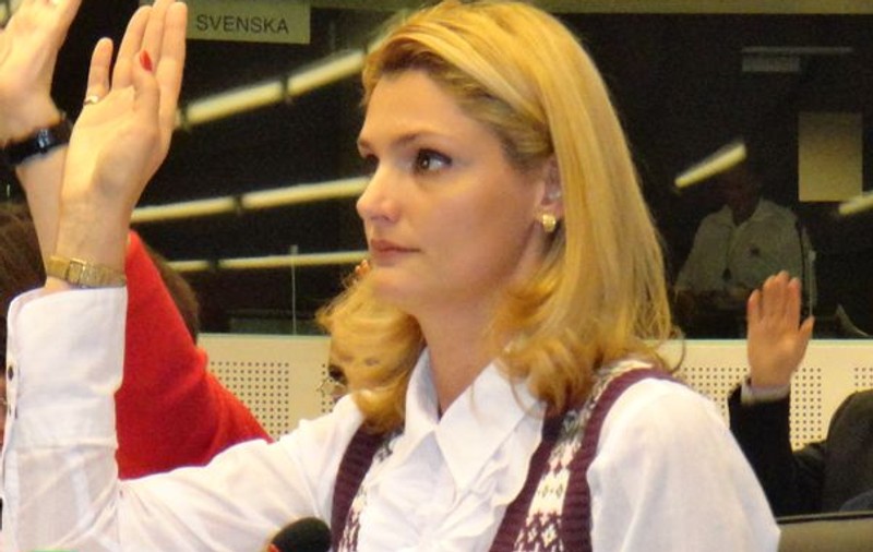 Penelista Ramona Mănescu îl somează pe Emil Boc