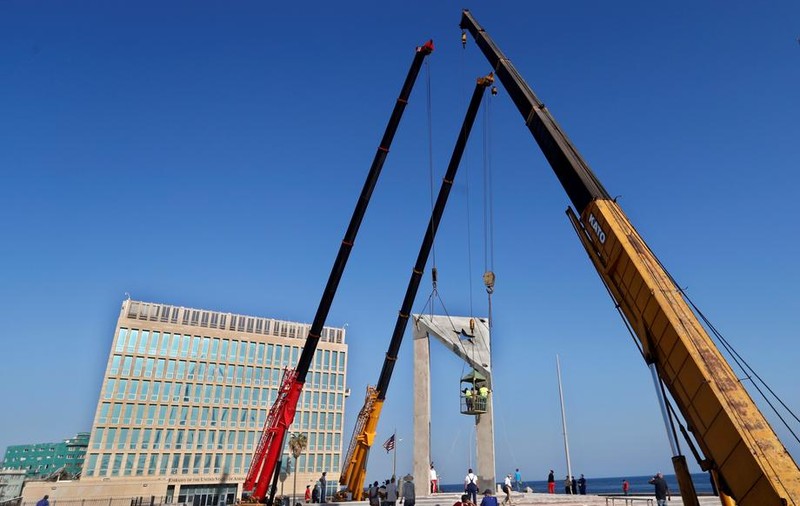 Cuba construieşte un drapel gigantic din beton chiar în faţa ambasadei americane
