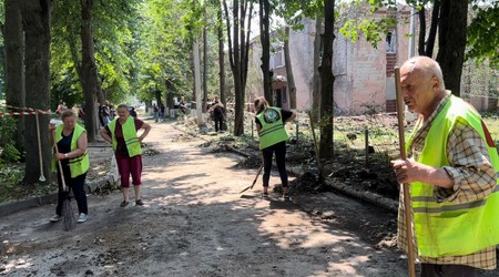 Localnicii curăță zona după explozie