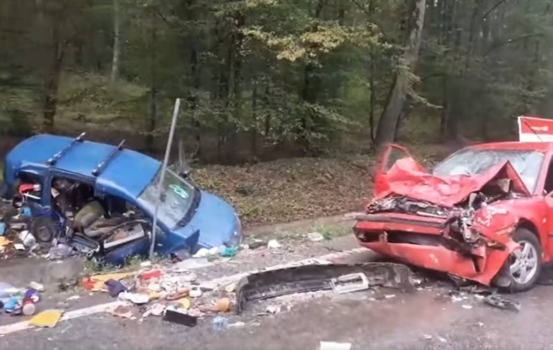 Două mașini s-au ciocnit frontal într-un accident grav pe DN 76. SMURD Oradea încearcă să resusciteze doi dintre cei șase răniți