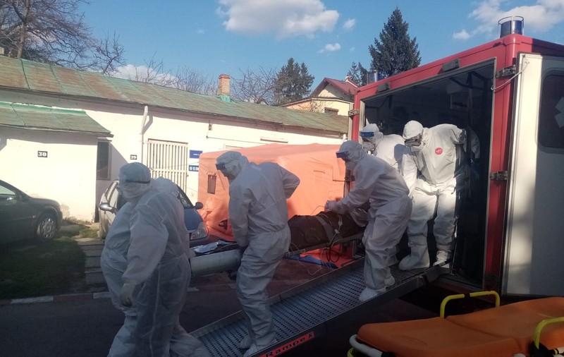 Nu mai sunt locuri la ATI COVID în București. Trei pacienți în stare gravă, transferați la Iași cu avionul