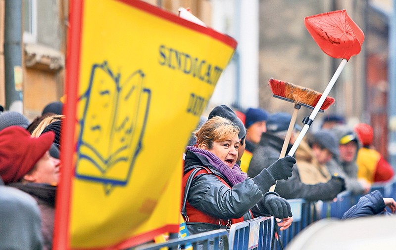 Protest cu mături, mopuri și fărașe