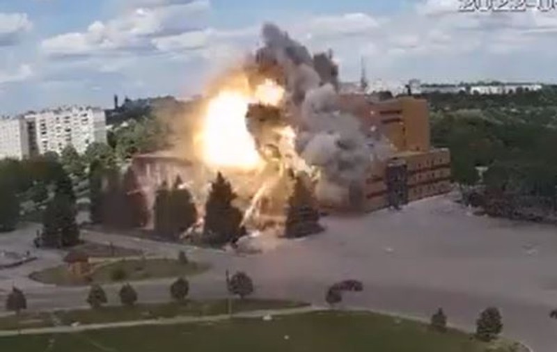 Casă de Cultură recent renovată din Harkov, bombardată de rachete rusești. Cel puțin 7 oameni, inclusiv un copil, răniți