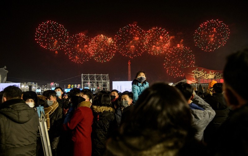 VIDEO | Spectacol de artificii în Coreea de Nord, în noaptea de Anul Nou. Program de Revelion la TV de o oră și 10 minute