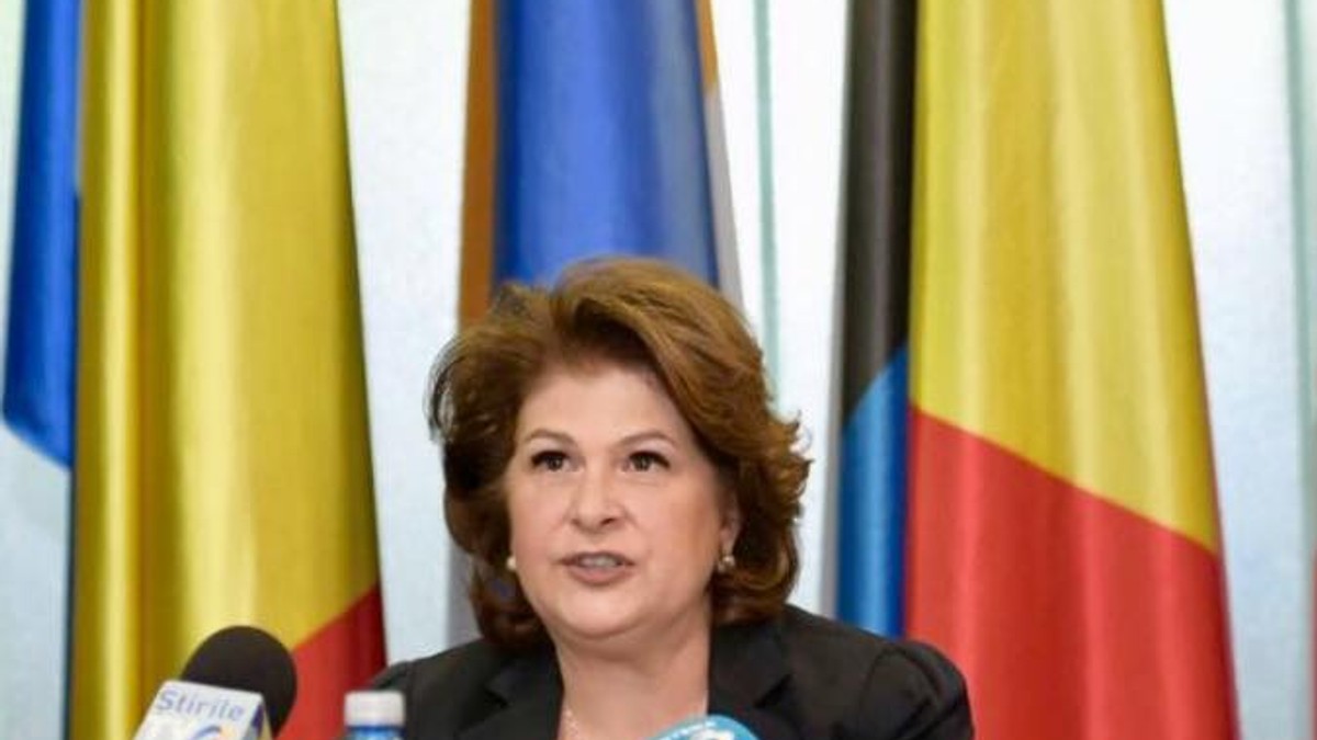 Rovana Plumb, propusă interimar la Ministerul Educatiei. Rovana Plumb, în fașa presei, la o conferință de presă, cu drapelul României în spate