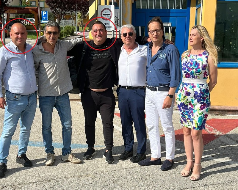 De la stinga la dreapta: Romeo Albu, avocatul Antonio Del Basso, Bogdan Popa, av. Giancarlo Madonna (în cămașă albă), av. Gabriele Esposito, av. Elvira Del Giudice