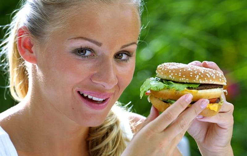 De ce nu mucegăiesc hamburgerii de la McDonald's? Uite răspunsul!