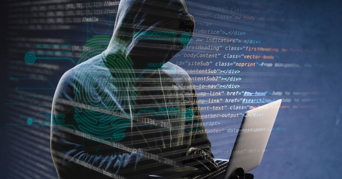 În imagine este o persoană îmbrăcată cu un hanorac cu gluga trasă pe cap, astfel încât fața nu i se vede clar. Persoana ține în mâini un laptop deschis. Peste imagine sunt suprapuse linii de cod scris în format HTML, cu multe cuvinte și simboluri în culori diferite, și o amprentă digitală stilizată de culoare albastră
