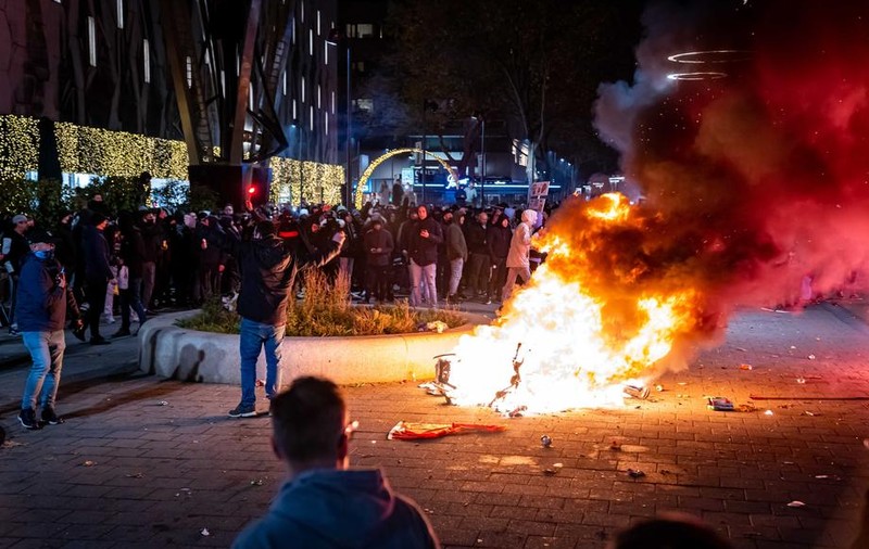 Proteste violente anti-restricții în Olanda. Mai multe persoane au fost rănite după ce poliția a tras focuri de avertisment