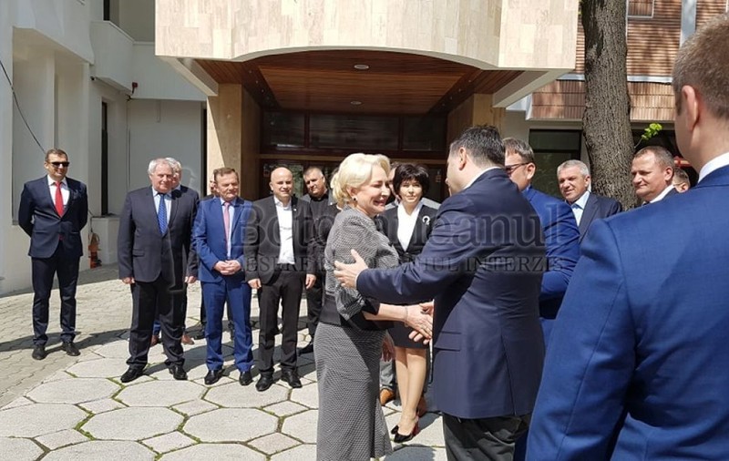 Liviu Dragnea, întâmpinat de protestatari la Botoșani. Premierul Viorica Dăncilă i s-a alăturat în turneul din Moldova