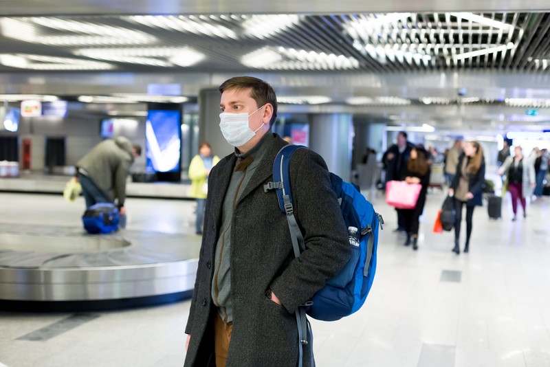 Cum te protejezi de coronavirus când călătorești cu avionul
