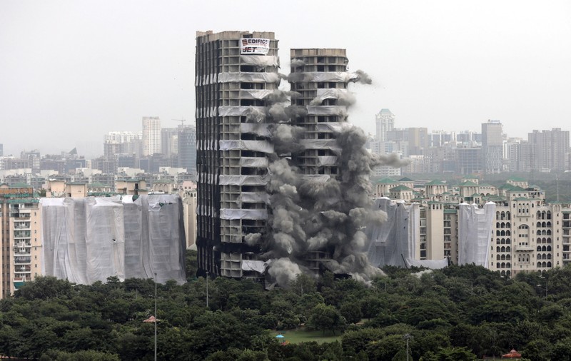 Doi zgârie-nori construiți ilegal au fost demolați în câteva secunde, în India - VIDEO
