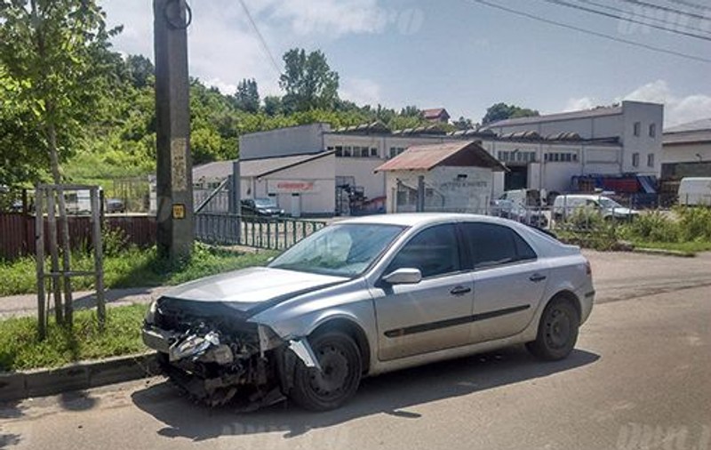 Angajați ai ISU Vaslui, păgubiți de un șofer neatent. Accidentul a avut loc chiar în curtea inspectoratului