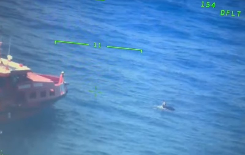 Un tânăr a plutit în derivă 38 de ore pe un ski-jet, în Atlantic: cum a fost salvat | VIDEO