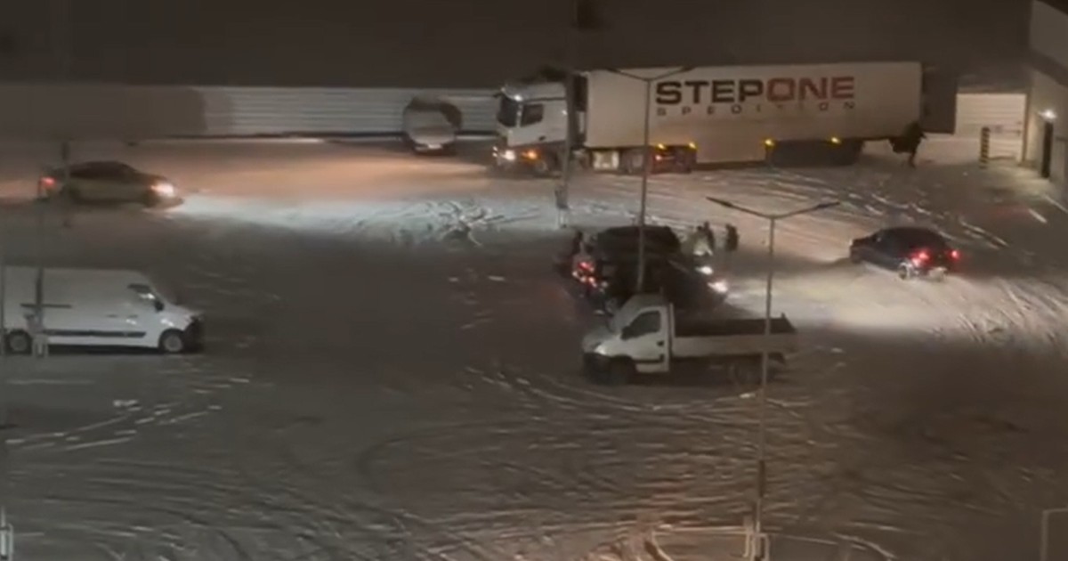 Drifturi pe zăpadă în parcare la Lidl, la Buzău