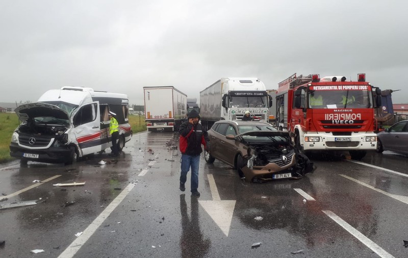 UPDATE/ Microbuz plin cu elevi implicat într-un accident pe centura orașului Lugoj, în județul Timiș. Copiii mergeau în excursie