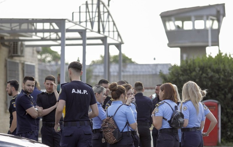 Poliţiştii din penitenciare ies în stradă. Cer soluţii pentru corupţie, lipsă de personal şi condiţii de muncă precare
