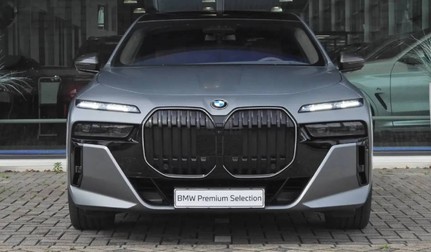 Exemplarul BMW 740d, finisat în Frozen Pure Grey și echipat cu pachet M Sport, este listat de dealerul Nobra Cars din Uden. Sursă foto: Marktplaats