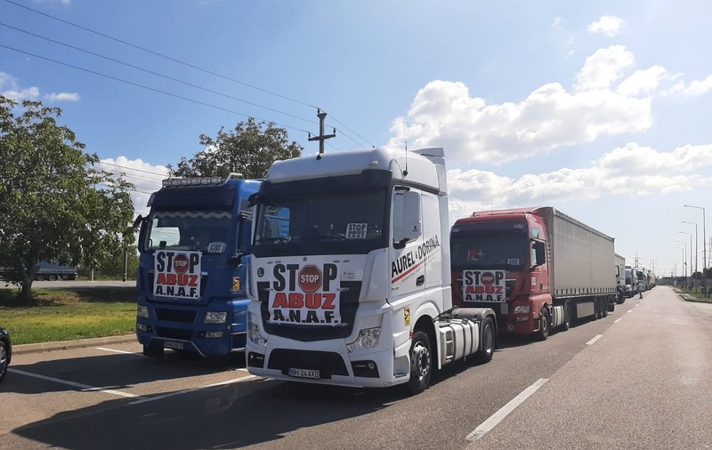 Protest al transportatorilor din vestul țării faţă de intenţia Guvernului de a impozita retroactiv diurnele șoferilor: „Stop abuz ANAF”
