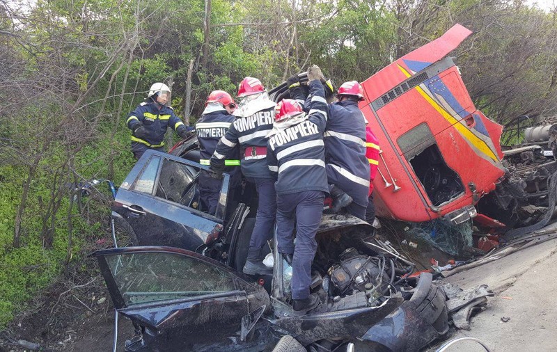 UPDATE | Județul Olt: Șoferul TIR-ului care a provocat accidentul avea permisul suspendat de trei ore, circula cu anvelope reșapate și nu respectase timpii de odihnă