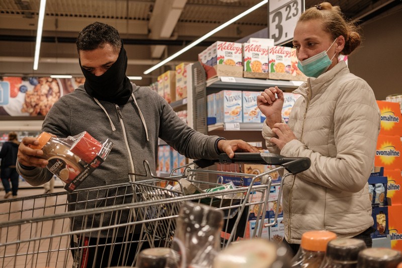 Alin și soția lui, Ștefania, se uită la oferta cu reduceri de la supermarket. Alin și Ștefania lucrează câteva luni pe an în Germania, în timp ce cei cinci copii ai lor sunt crescuți de bunici în România.