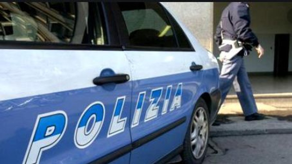 Un șofer român a fost descoperit beat criță la volan. A continuat să bea în fața polițiștilor și a căzut din cabină când a fost oprit de agenți