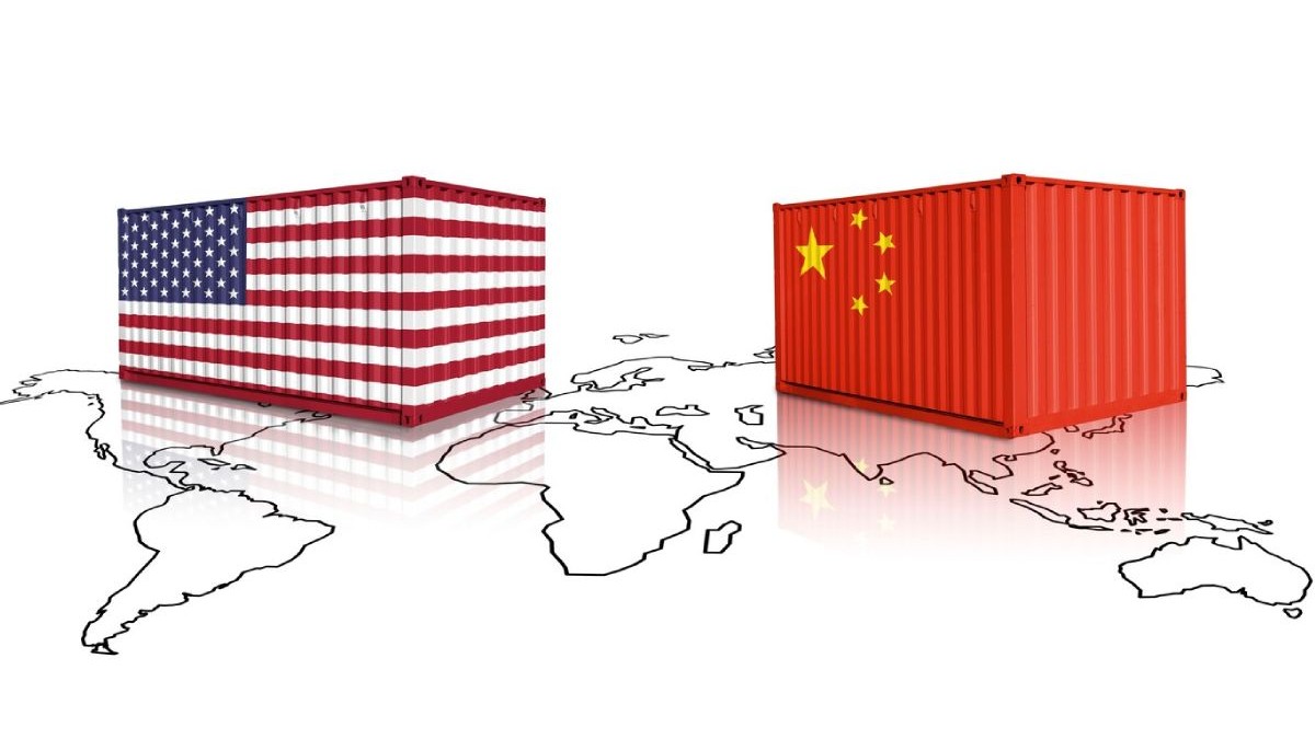 containere fabricate din steaguri din SUA și China pe o hartă a lumii. China și Statele Unite ale Americii război comercial, taxe și tarife