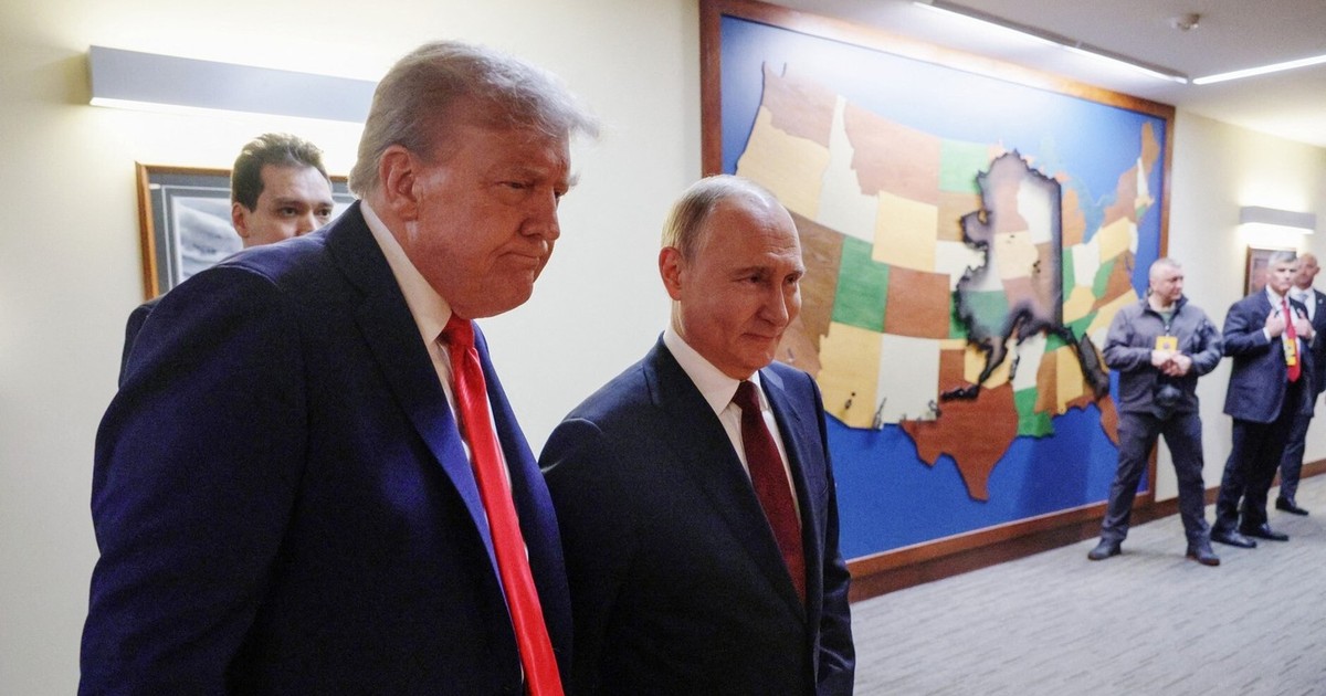 Donald Trump (stânga) și Vladimir Putin în timpul summitului din Alaska Foto: Profimedia