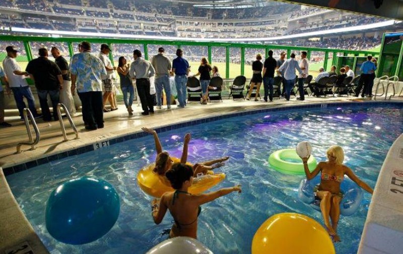 Unele femei merg pe stadion ca să facă baie!