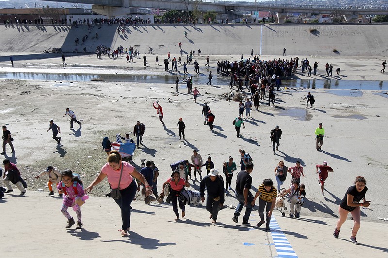 A group of migrants attempt to cross the US from Tijuana, Mexic, to Baia California. This photo is illustrative. Source: EPA