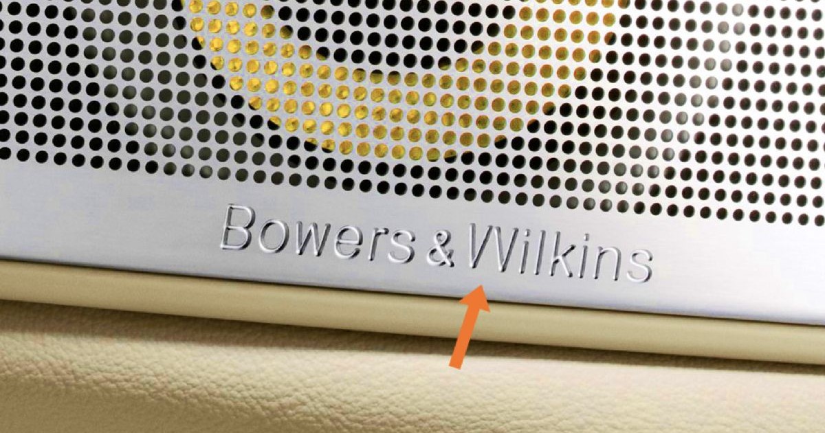 Un logo Bowers & Wilkins contrafăcut, ștanțat pe sisteme audio contrafacute pe mașini Volvo în China.