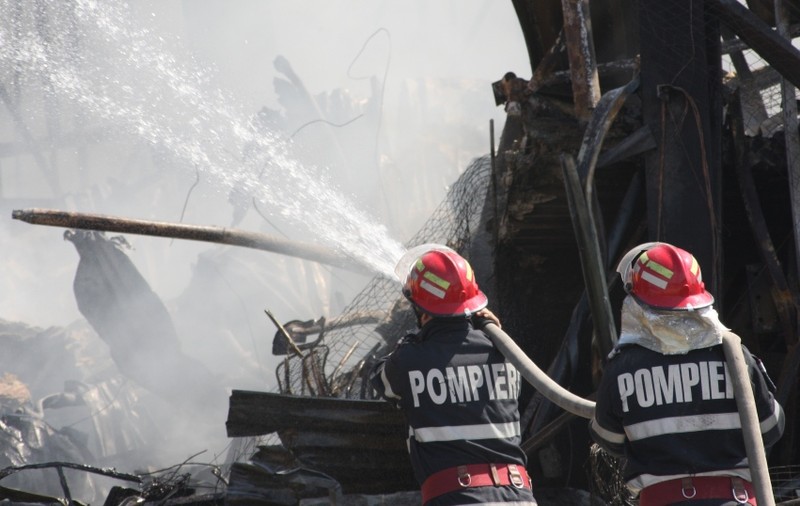Un incendiu de proporţii a distrus zeci de barăci ale rromilor 