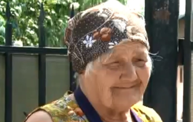 O bătrână din Prahova a găsit 20.000 de lei la gunoi. Geanta cu bani, darul de nuntă pierdut de doi tineri