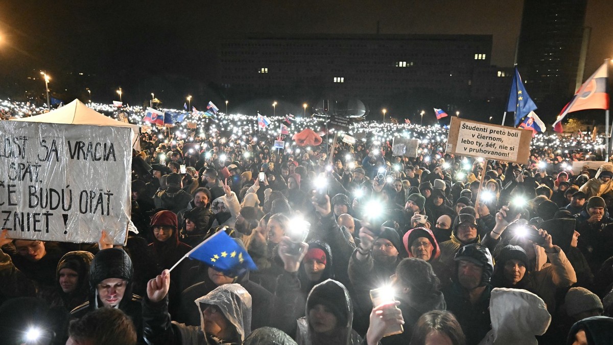 Slovacii demonstrează împotriva lui Robert Fico, la 36 de ani de la Revoluția de Caatifea Foto: Profimedia