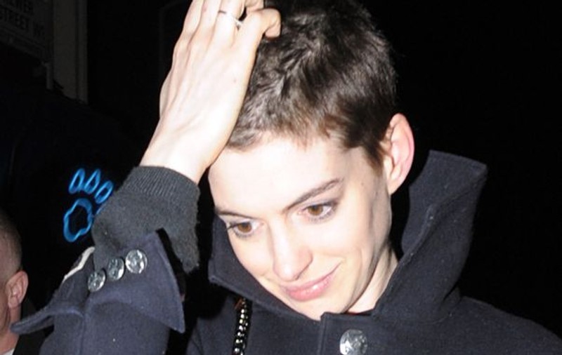 Schimbare radicală! Anne Hathaway s-a tuns băiețește! Îți place cum îi stă? | FOTO